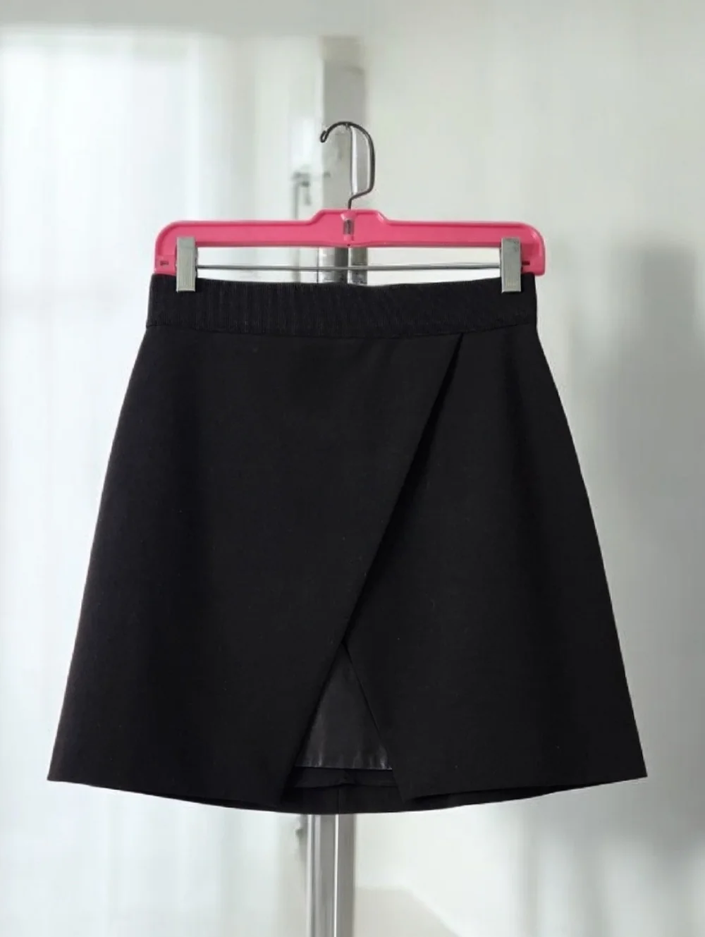 Alice + Olivia Black Overlap Mini Skirt - Picture 5 of 12